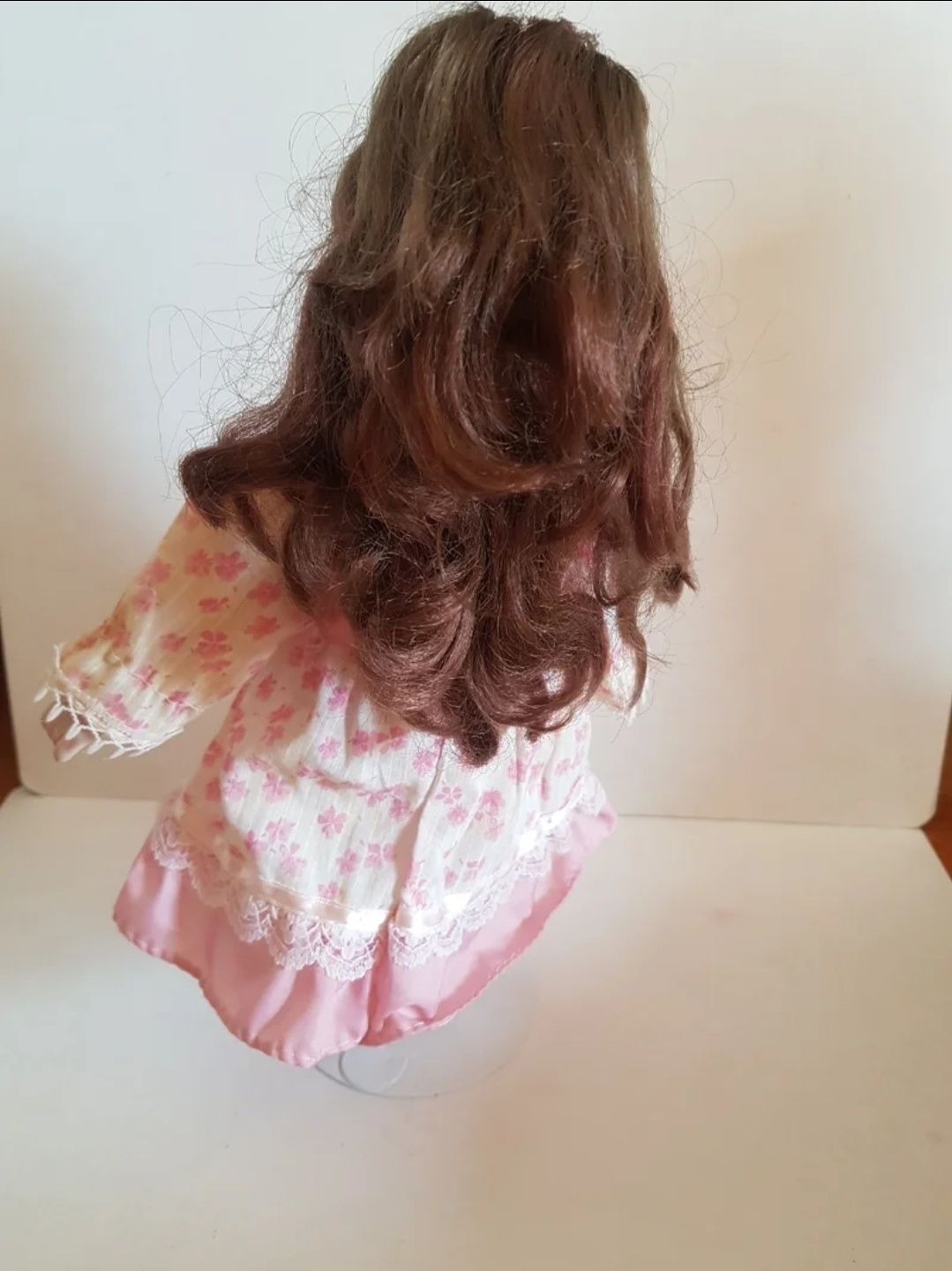 Boneca antiga com suporte
