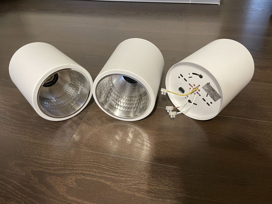 Plafony, trzy lampy sufitowe