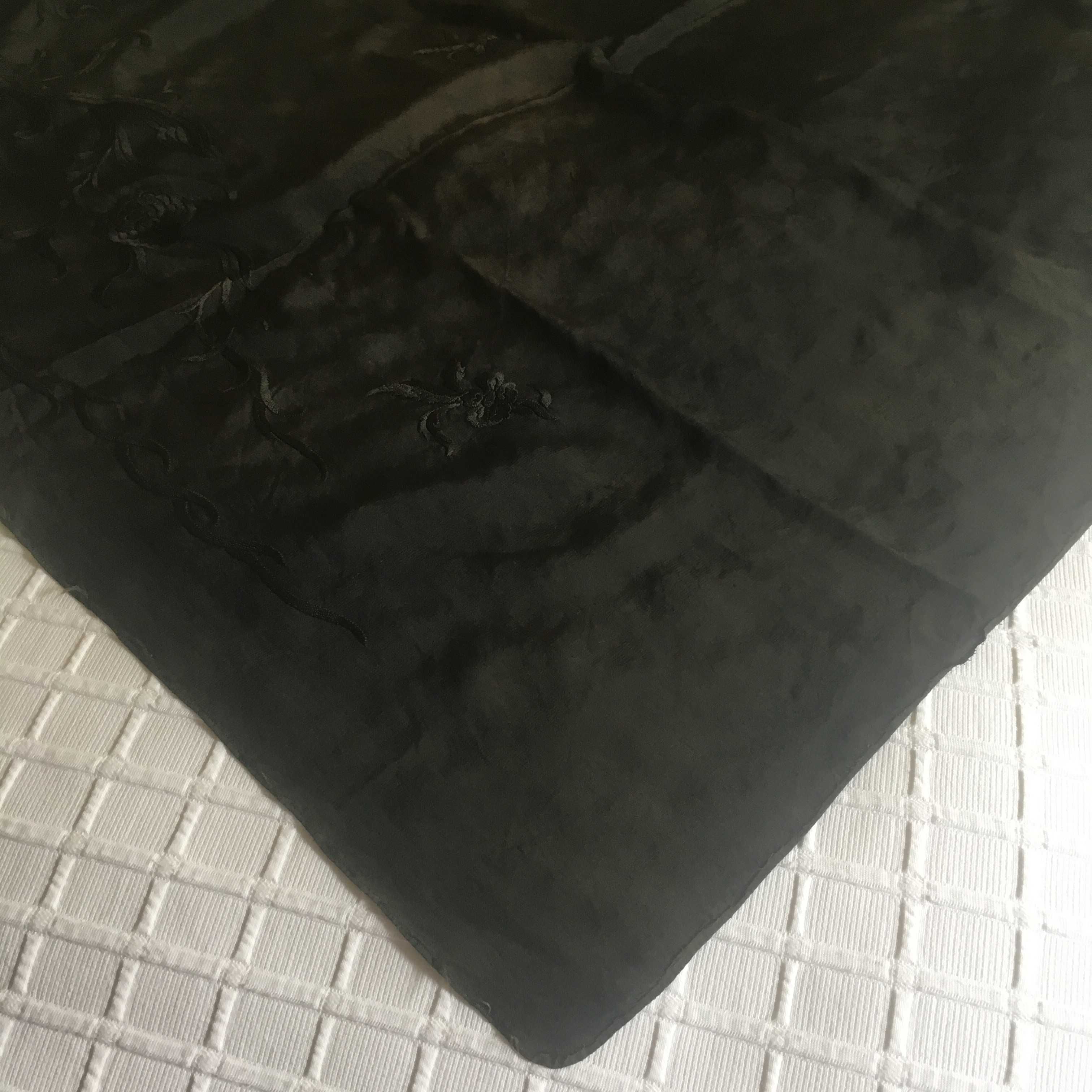 Xaile / lenço seda natural bordado à mão muito antigo