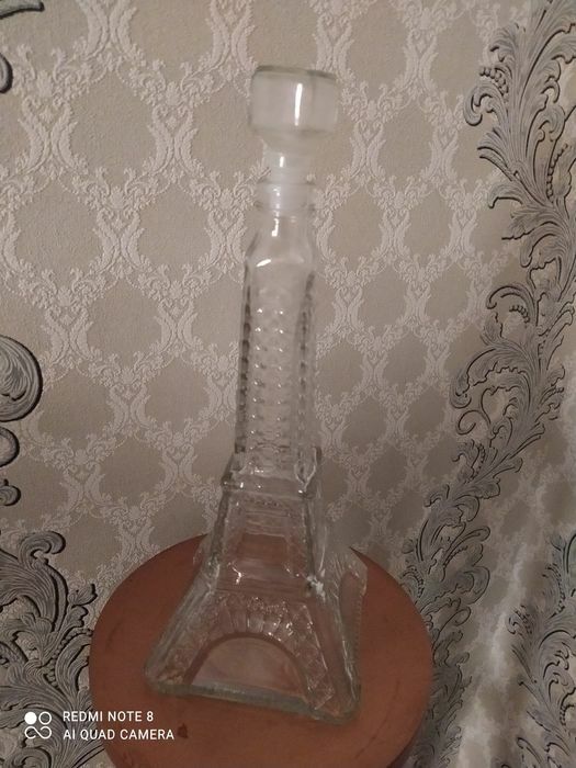 Графин Эйфелева  башня продам недорого.