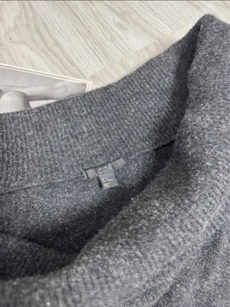 Wełniany czarny sweter damski offshoulder COS dekolt łódka