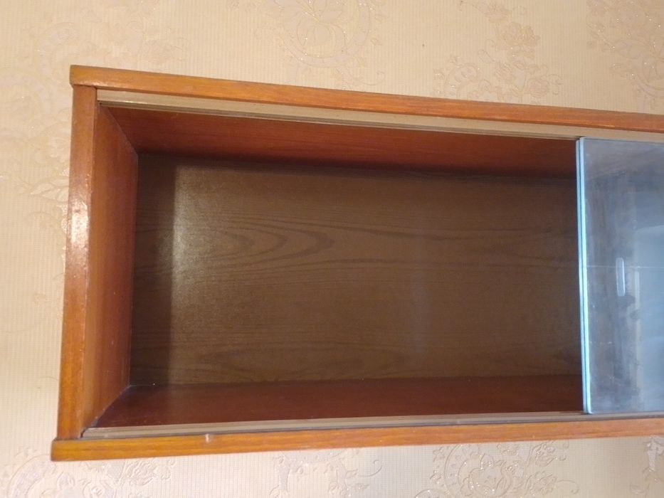 Полка для книг со стеклянными дверцами-купе. Книжная полка деревянная