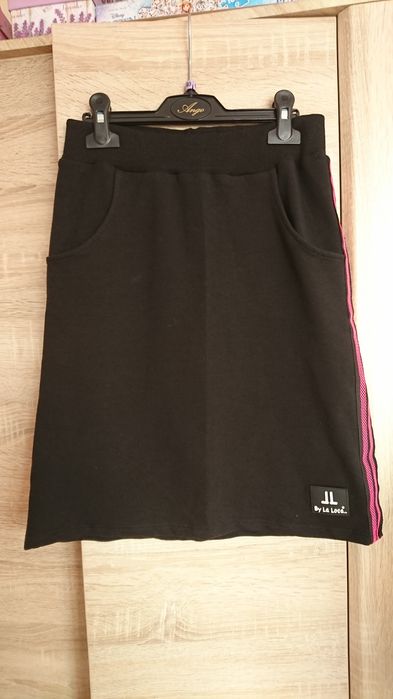 Czarna sportowa spódniczka dziewczęca z lampasami rozmiar 164