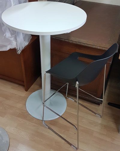 Mesas e cadeiras altas p/ entrada, bar e/ou copa