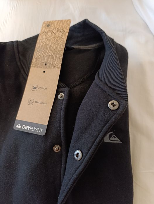 Quicksilver black tamanho S mas penso que é um intermédio para M