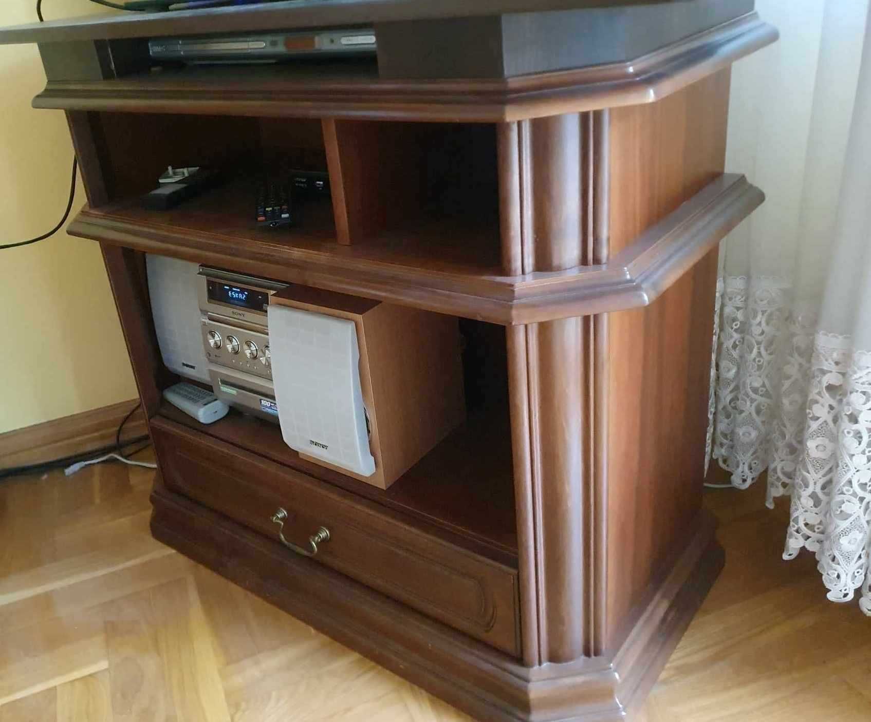 Szafka pod telewizor firmy KLOSE