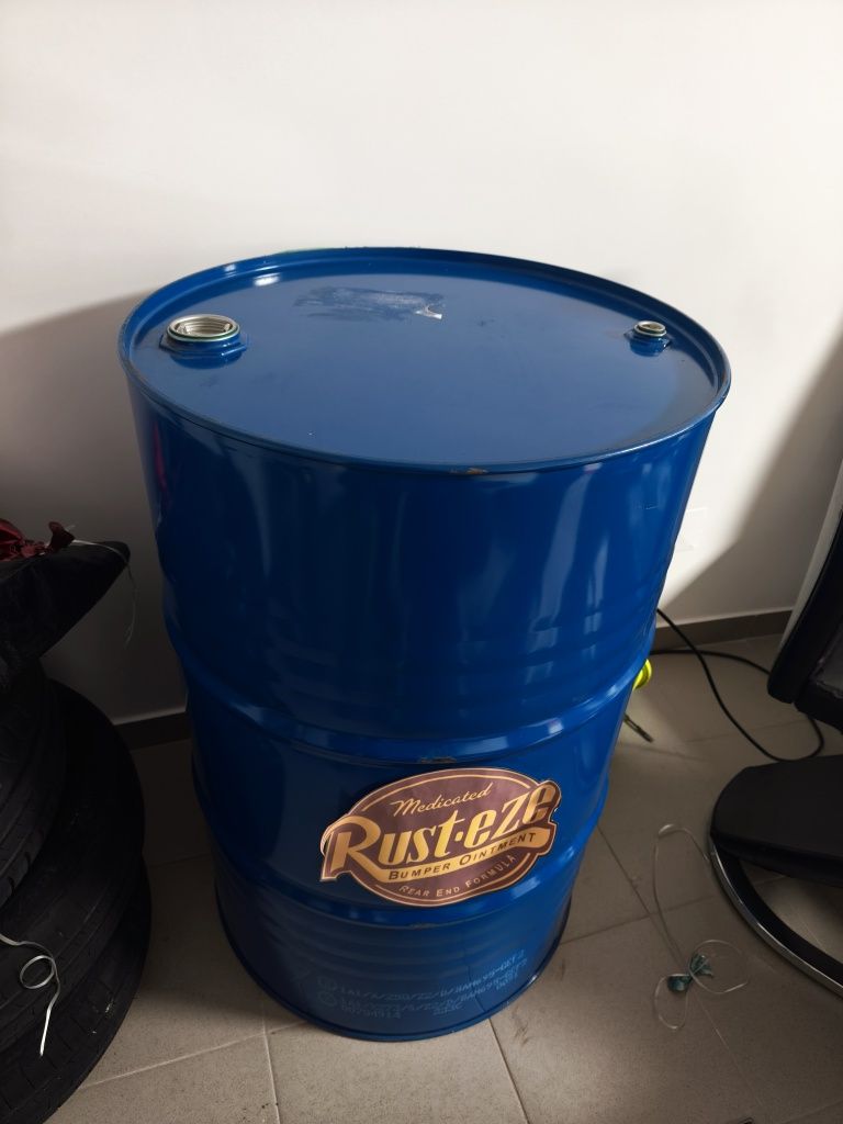 Bidão em aço usado em festa