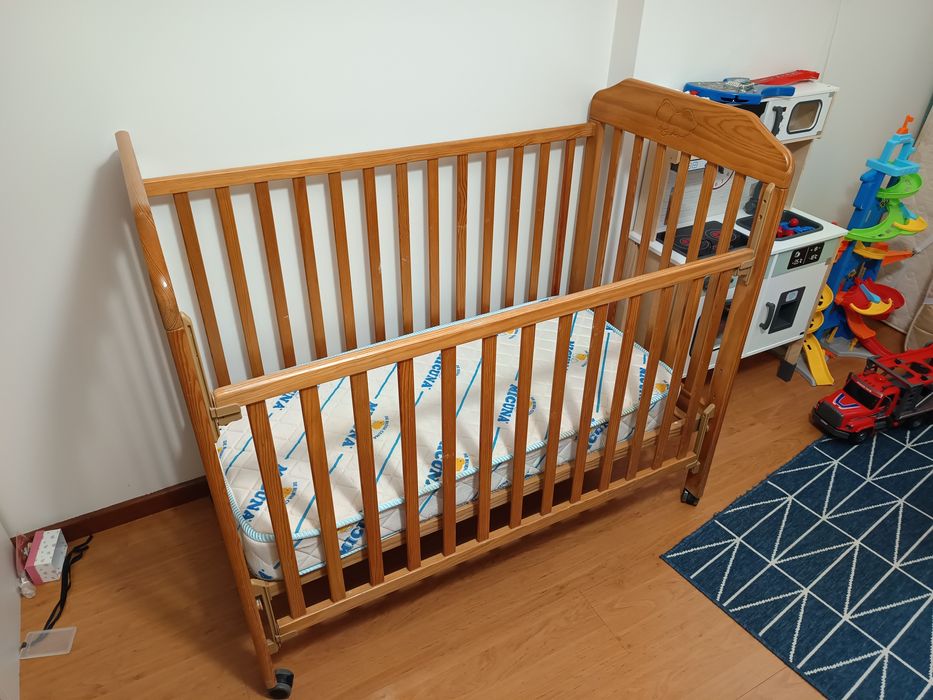 Cama de grades / Berço em madeira maciça com Colchão Verão/Inverno