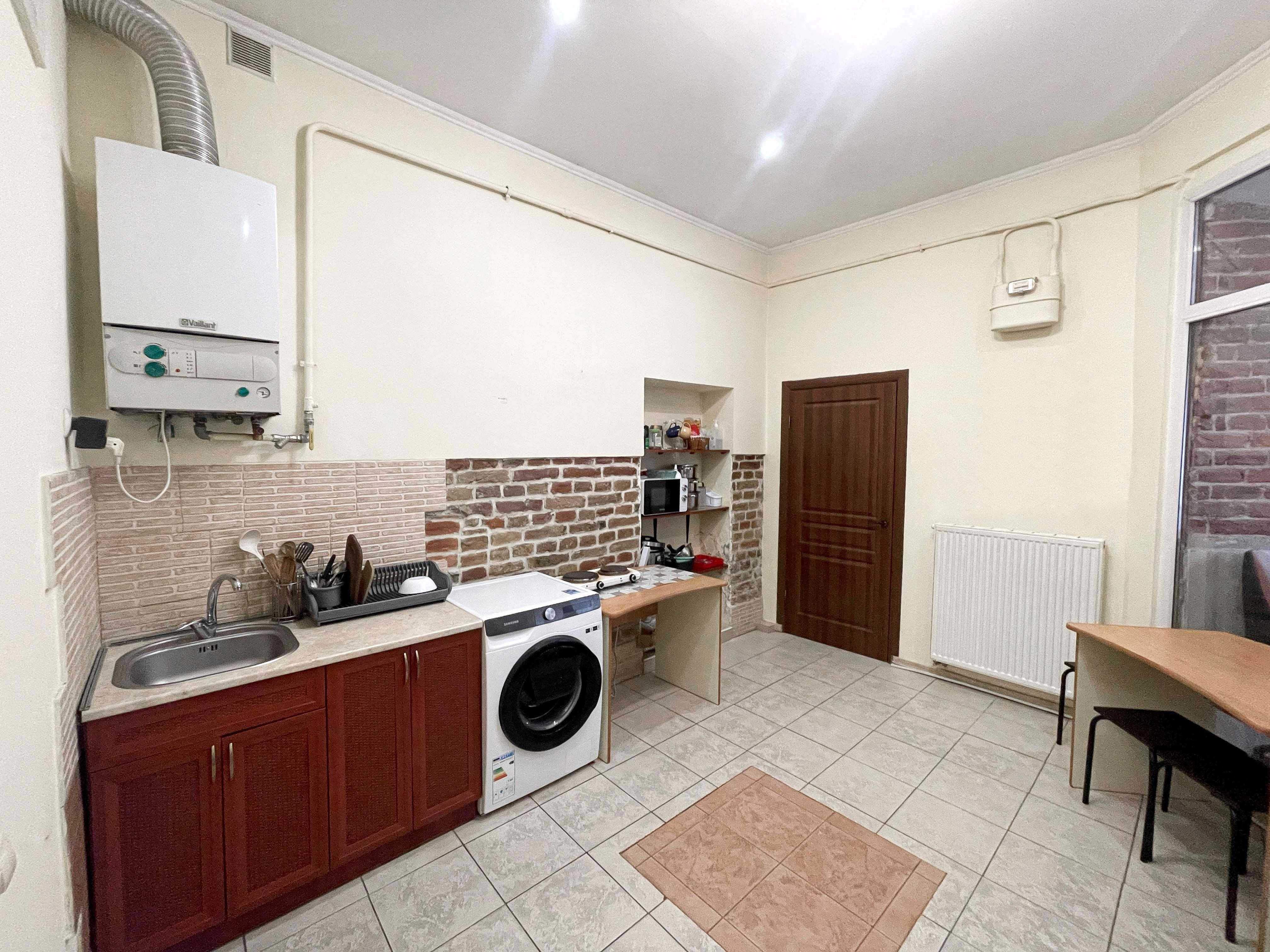 Продаж приміщення з фасадом, у  центрі на вул. Академіка Сахарова А.