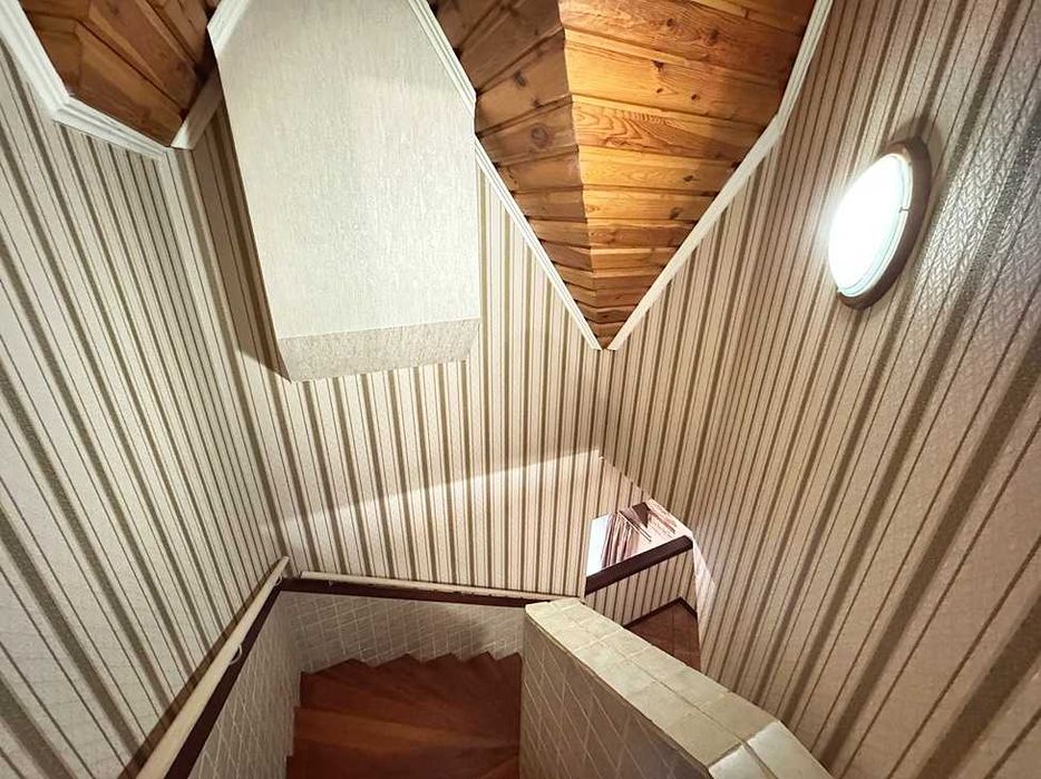 Будинок з ремонтом, гаражем, сауною та басейном. Центральний Парк.