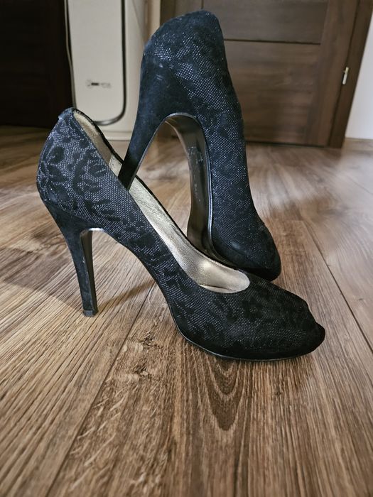 Czarne szpilki ze zdobionym materiałem bez palców Badura r.38