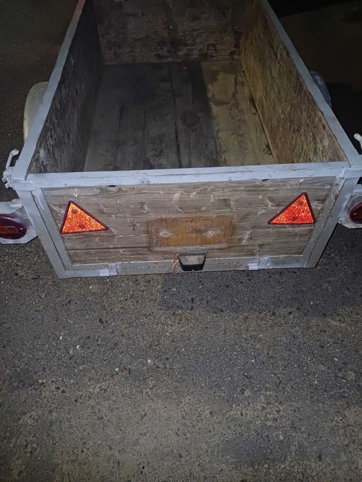 Atrelado  com travão de inércia