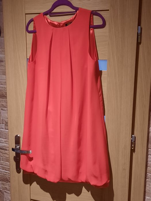 Sprzedam czerwona sukienkę z pasem