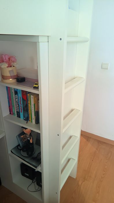 Camas com roupeiro e secretária em bom estado