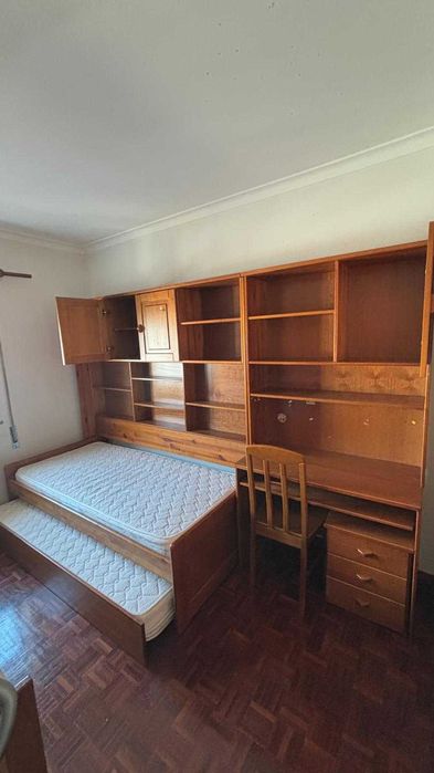 Cama dupla solteiro com estante em madeira e colchão