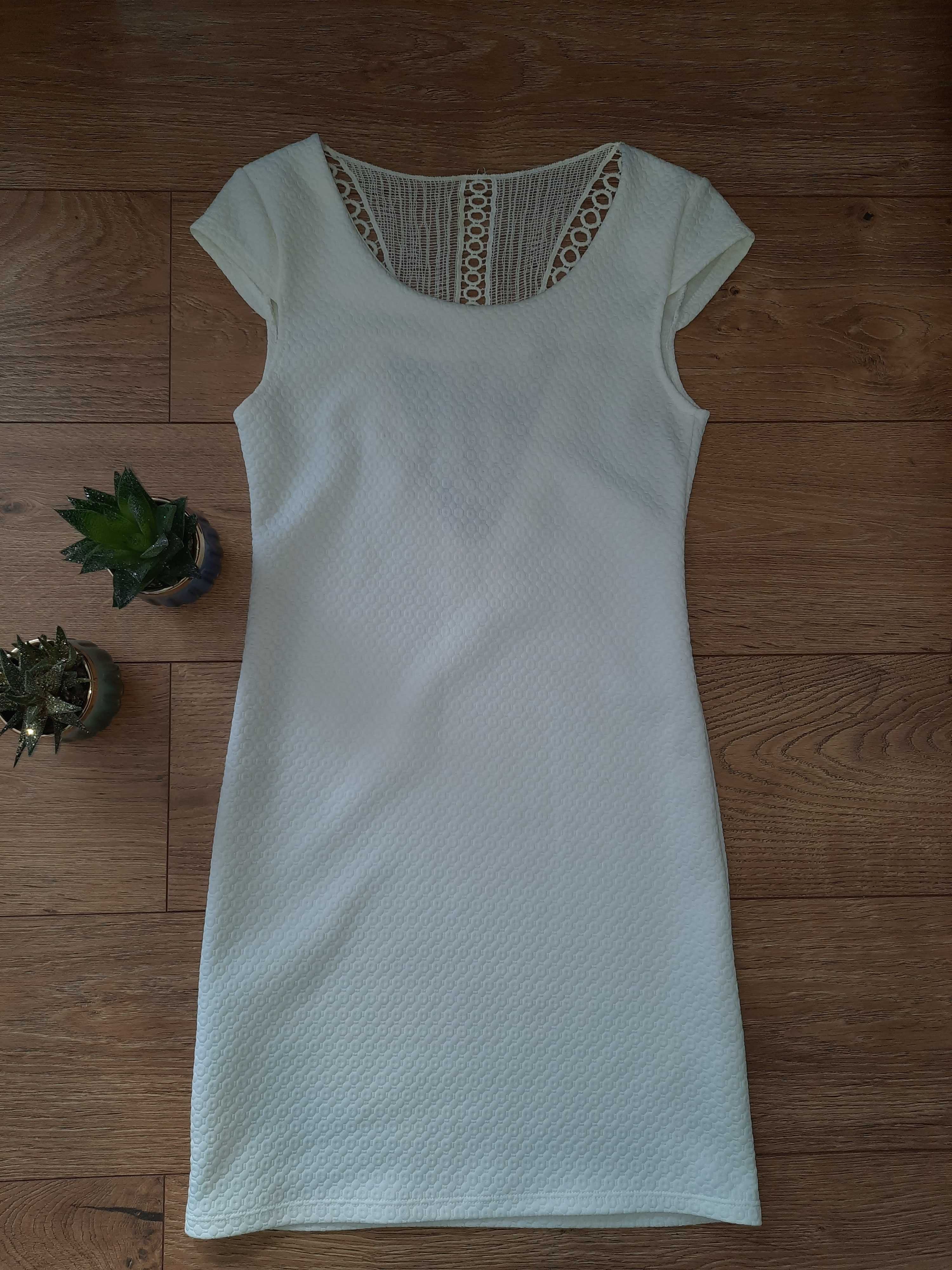 Biała sukienka z ozdobnymi plecami