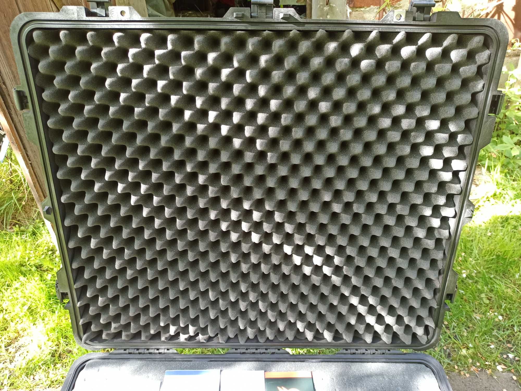 Peli 1690 case / skrzynia z gąbką / pelikan