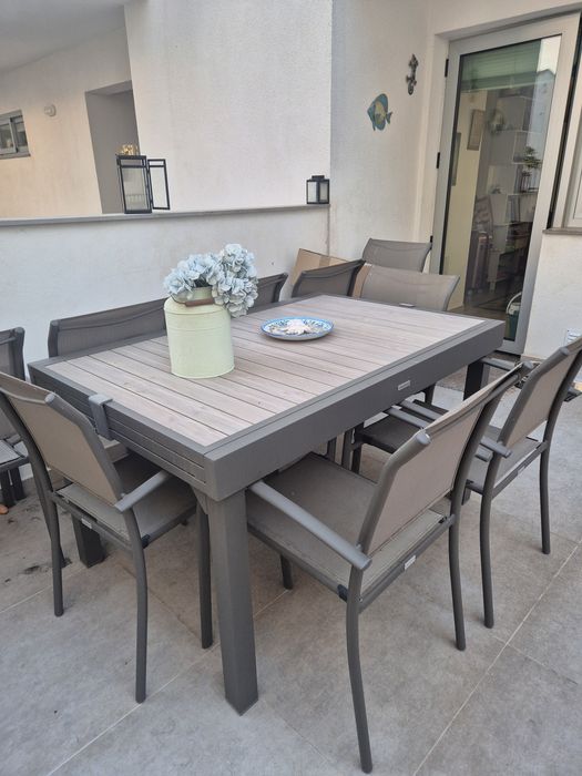Mesa extensível e 10 cadeiras de exterior