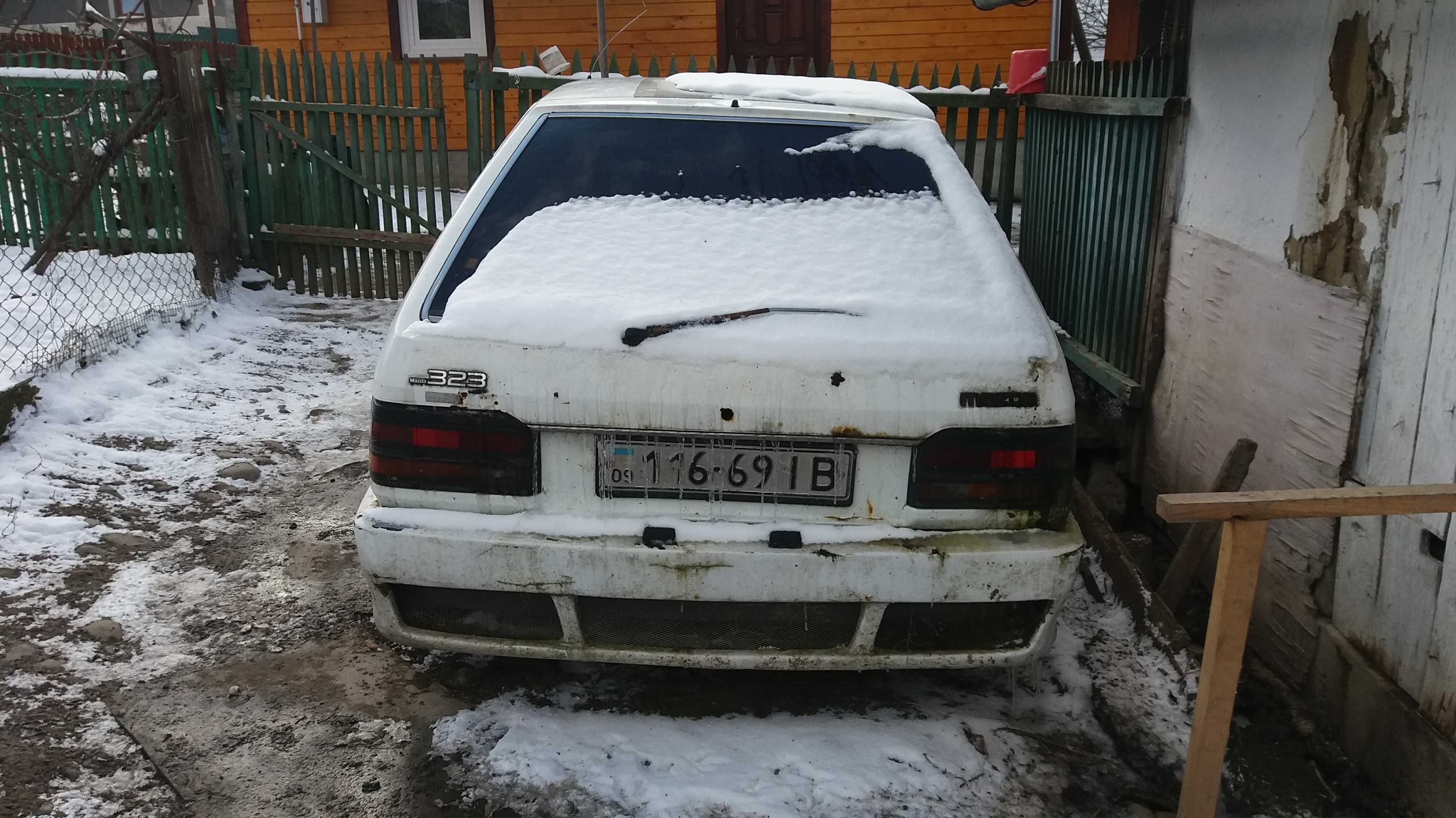 Mazda 323. після ДТП, Без двигуна.