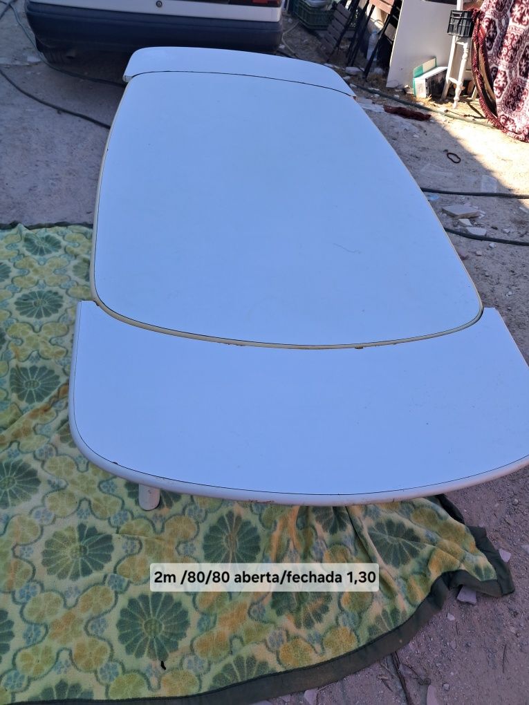 Mesa branca de cozinha extensivel