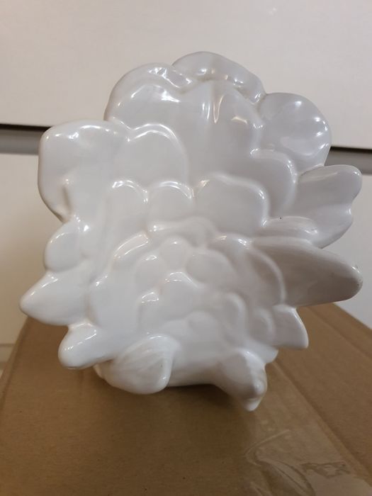 Porcelanowy gołąbek, doniczka.