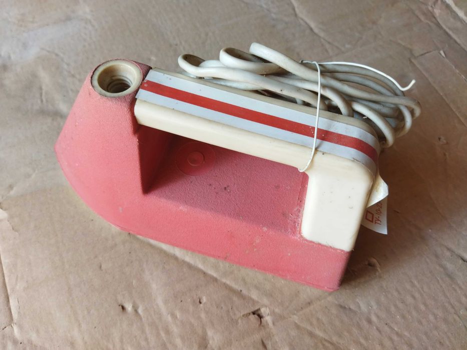 Відпарювач для одягу у вигляді праски