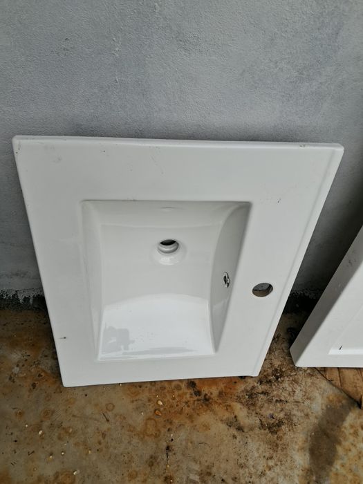 lavatório (ou pia) e uma base de duche