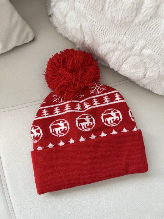 Nowa czerwona czapka z pomponem zimowa