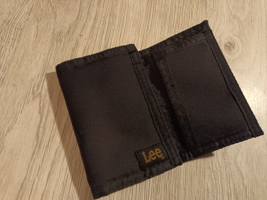 Czarny portfel LEE