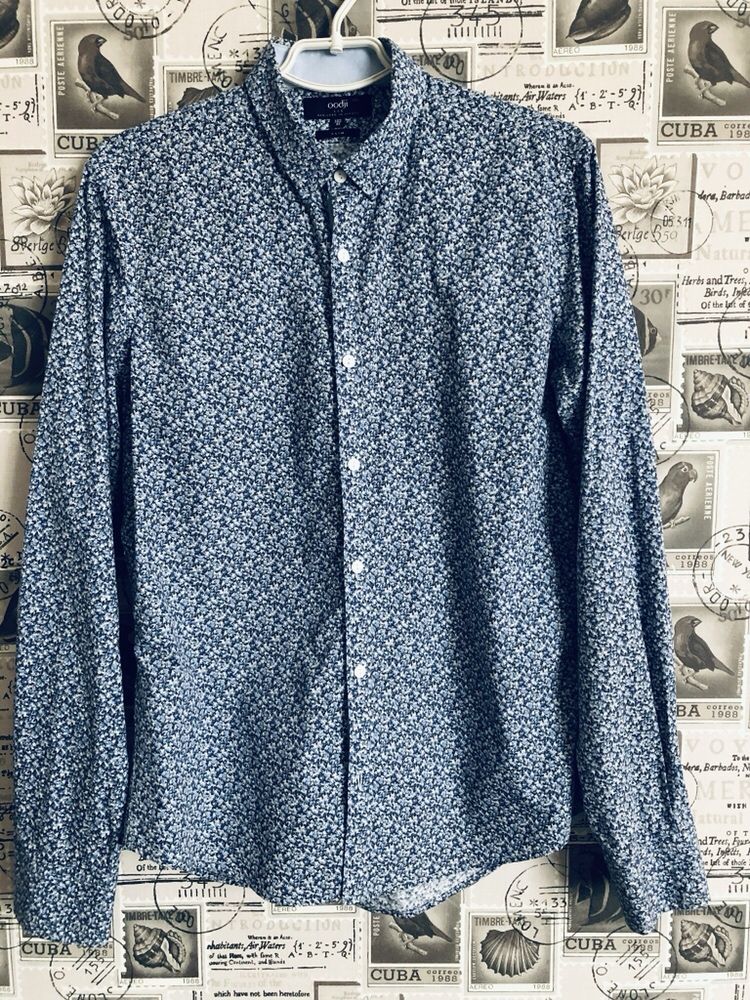 Приталенная синяя мужская рубашка Oogji. Размер 46-48