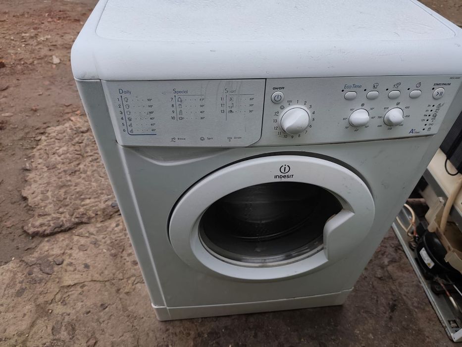 Продам стиральную машину и холодильник.