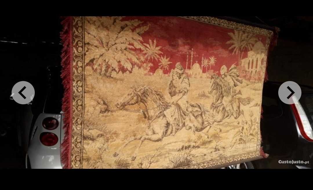 Imponente Quadro tapeçaria Estilo Gobelin com Moldura em Mogno