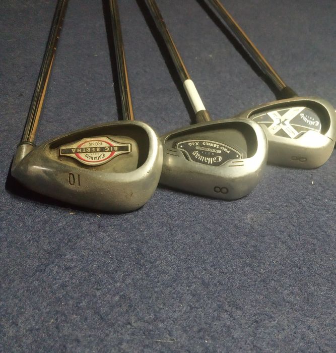 Vários tacos de golfe