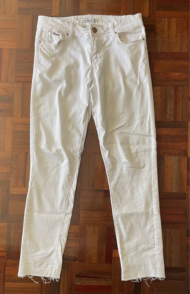 Calças brancas finas com fundo desfiado (Stradivarius, tamanho 36)