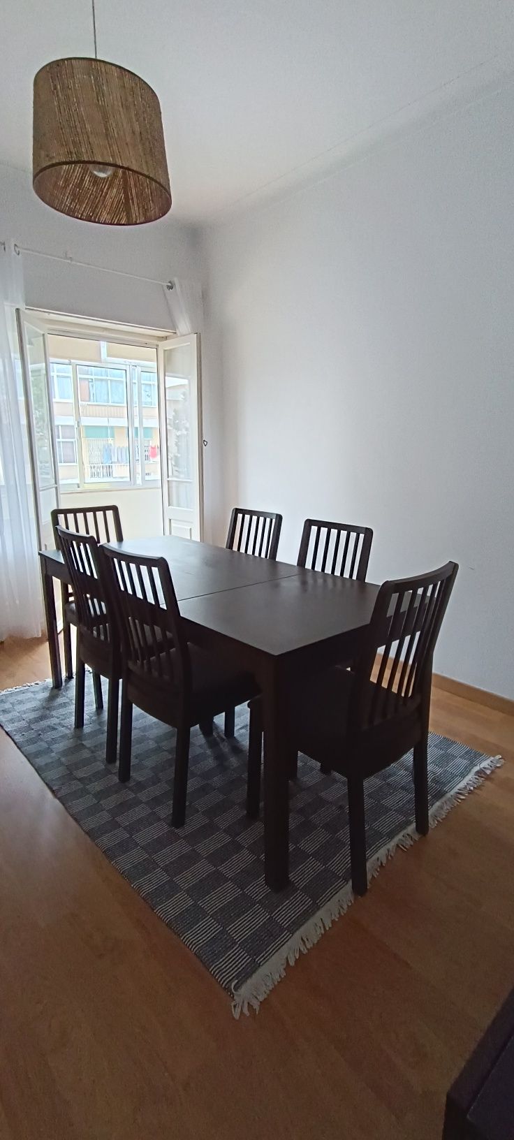 Mesa extensível e  6 cadeiras castanho escuro