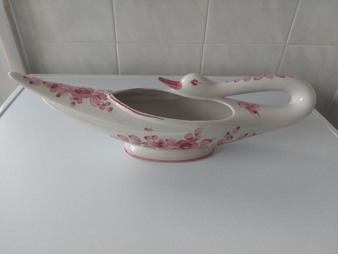 Peça em loiça com tons de côr de rosa