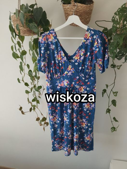 Wiosenna sukienka z wiskozy, w kwiaty, kolorowa, granatowa, dekolt v r