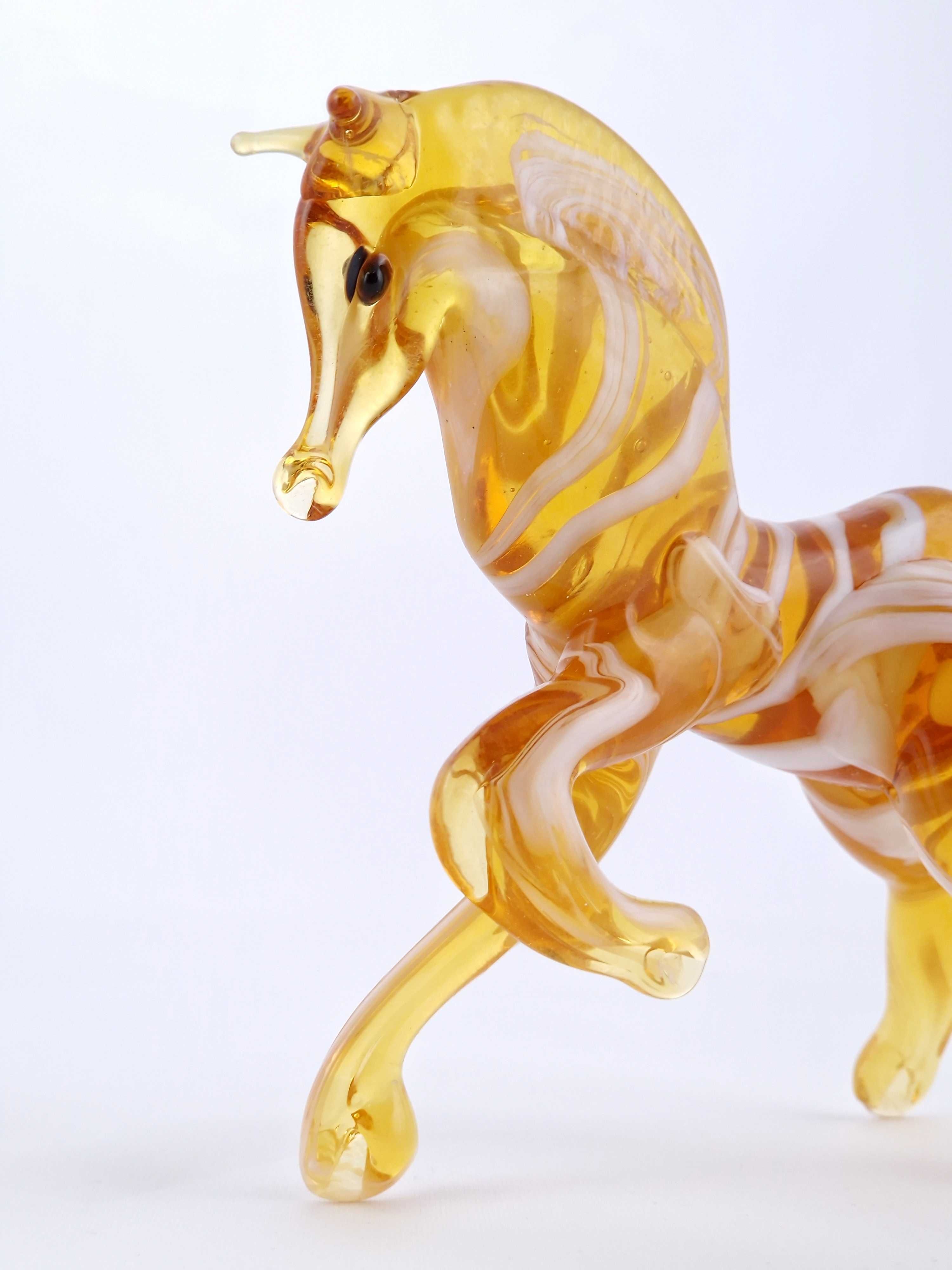 Szklana figurka - Koń (bursztynowy)
