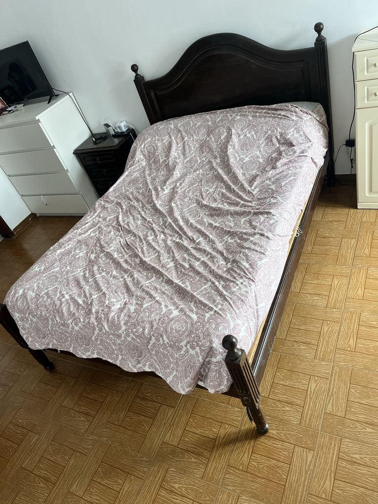 Cama + Colchao higienizado + 2 estrados