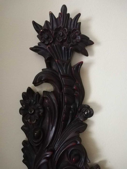 Peça decorativa de gesso pintado com motivo vegetalista