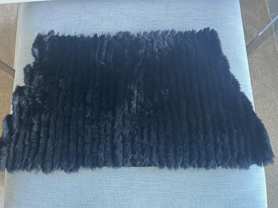 Gola Marella em pele e malha