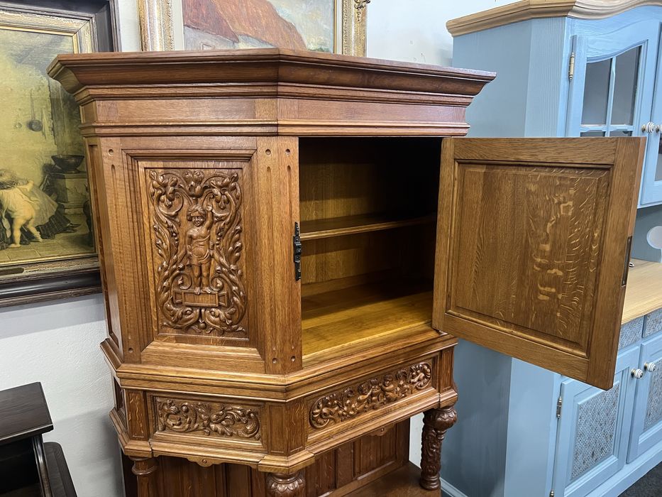 Kredens/Pomocnik bogato rzeźbikny/motywy religijne/Raty