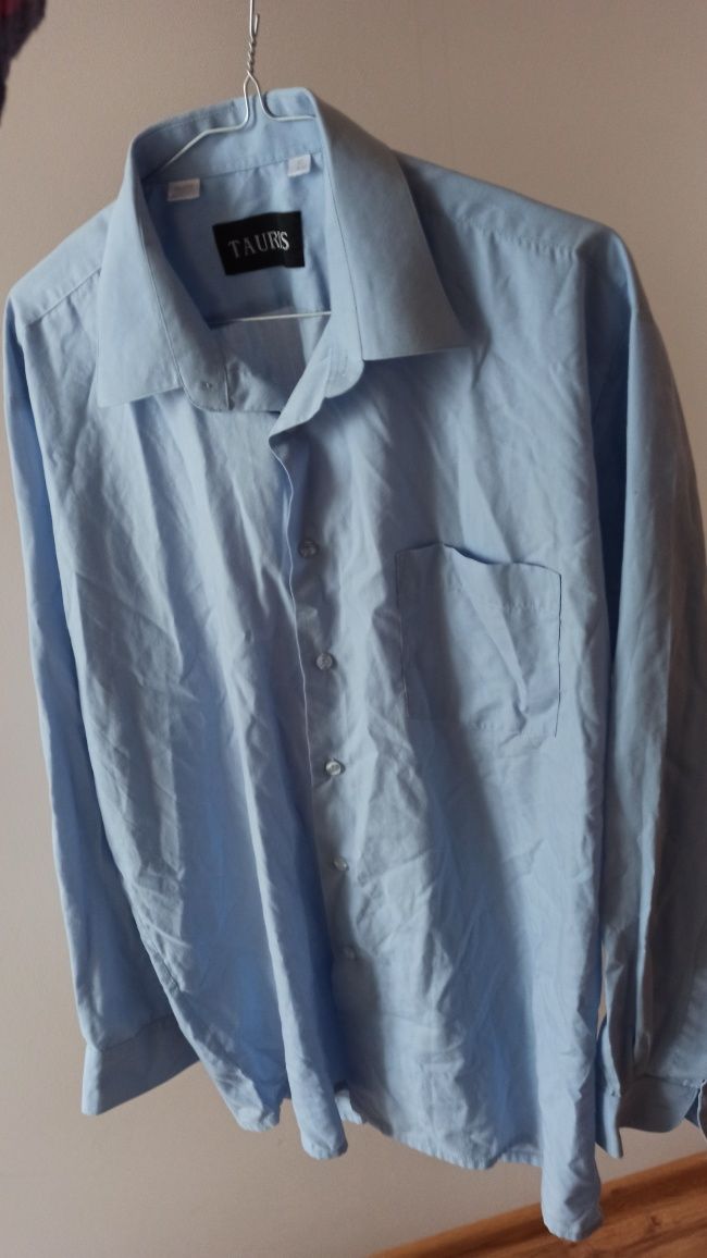 błękitna koszula z długim rękawem