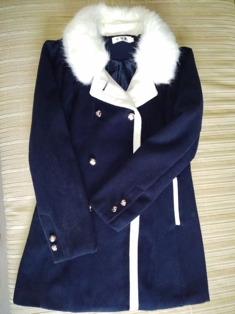 Тёмно-синее пальто со съёмным воротником