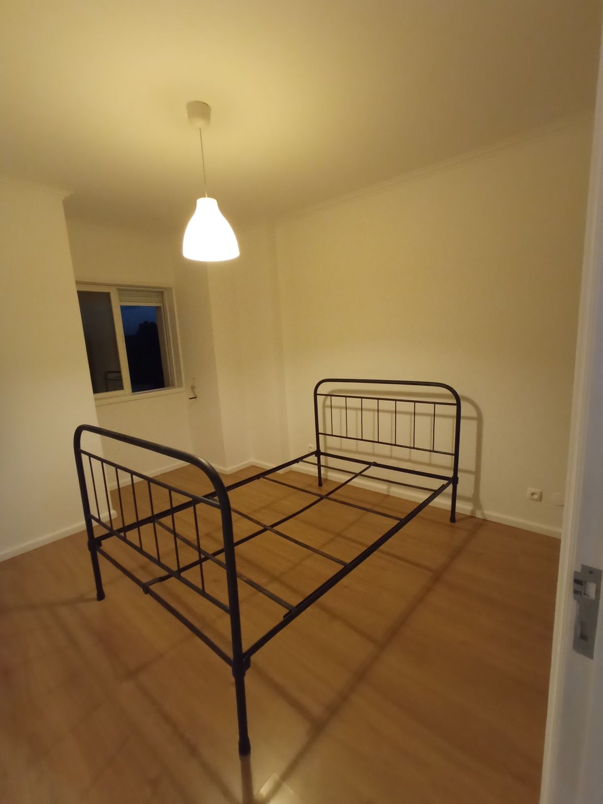 Cama de ferro preta