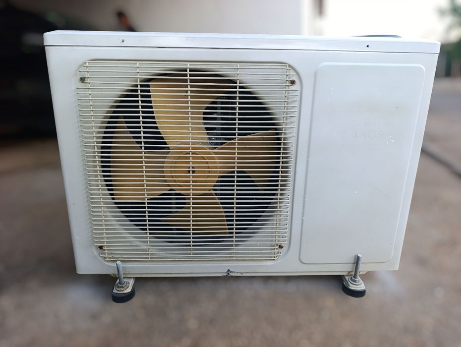 Máquina exterior de ar condicionado