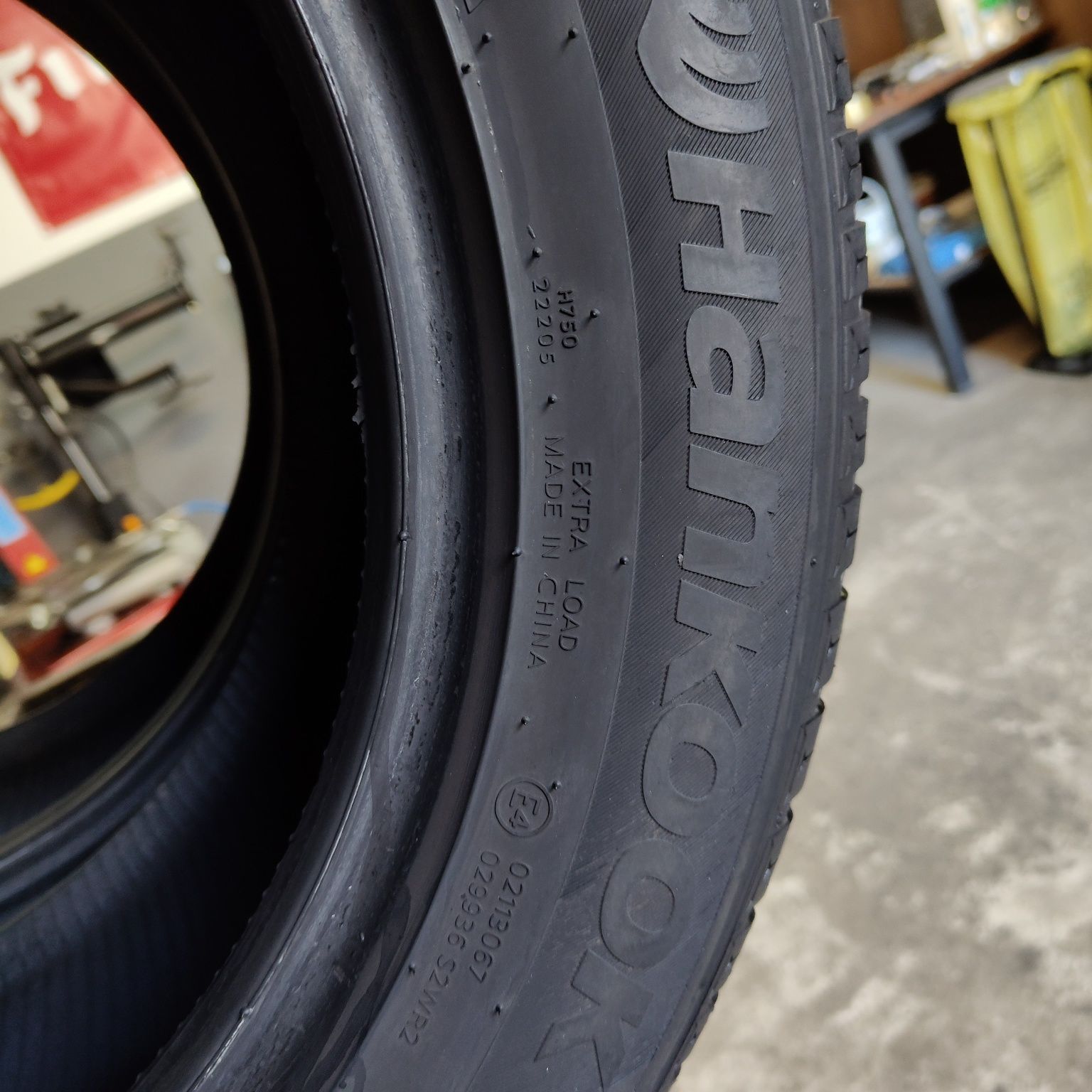 235/55/17 XL Sprzedam parę opon całorocznych Hankook