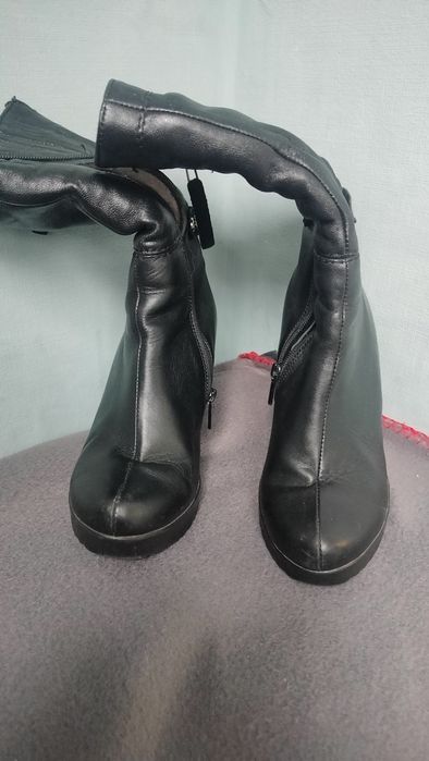 Продаються жіночі зимові ботинки