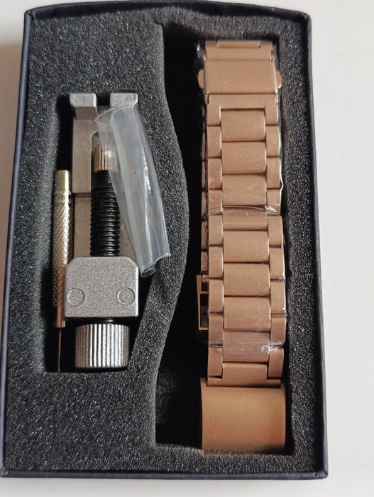 Metalowa bransoleta do zegarka w kolorze różowego złota.