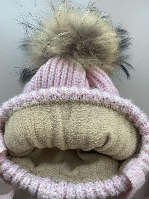 Тепла шапка для дівчинки із бубоном